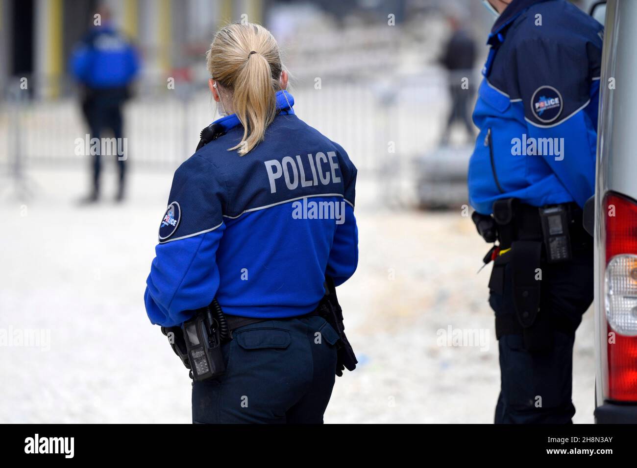Poliziotto con capelli biondi Foto Stock