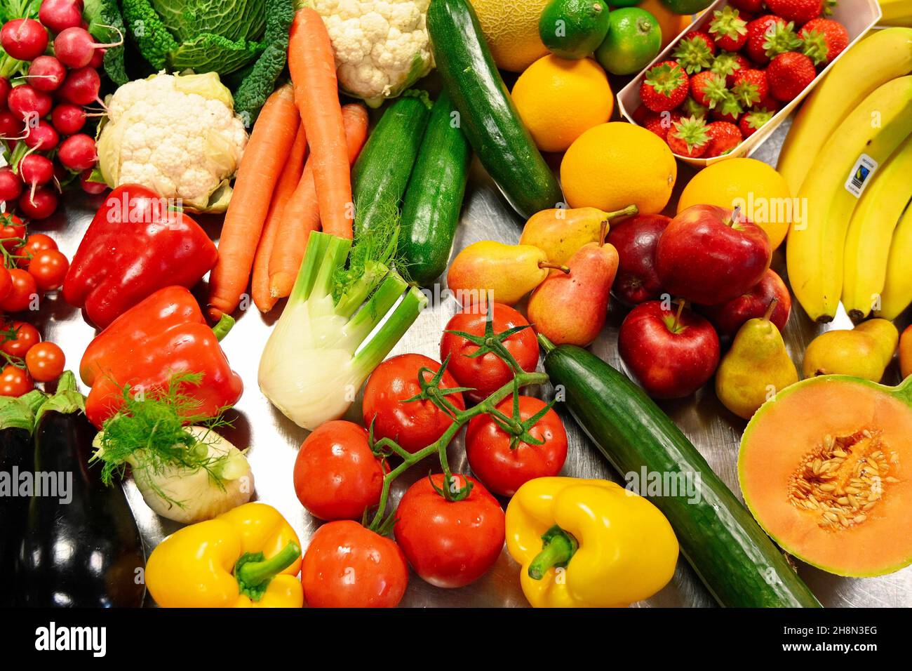 Tutti i tipi di verdure e frutta offrono Foto Stock