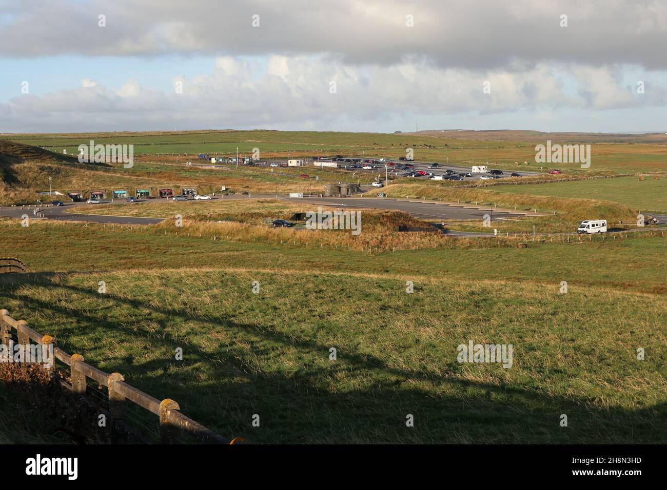 Liscannor – Scorcio del parcheggio delle scogliere di Moher dal sentiero sud Foto Stock