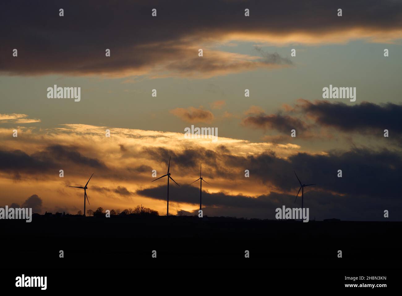 Turbine eoliche sulle alture della Maifeld nella parte anteriore di Eifel vicino a Muenstermaifeld, Renania-Palatinato, Germania Foto Stock