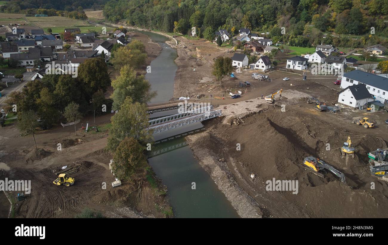 Il villaggio di Insul dopo il disastro alluvione sulla Ahr, costruzione di un Behelsbruecke da parte dell'organizzazione di assistenza tecnica THW, Insul Foto Stock
