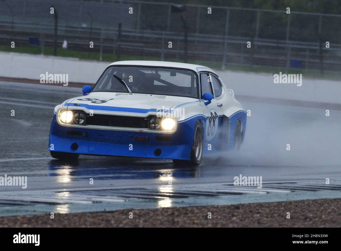 Lancio di spray a Luffield, Chris Ward, Richard Kent, Ford Broadspeed Capri, Historic Touring Car Challenge, HTCC, in combinazione con il Tony Dron Trop Foto Stock