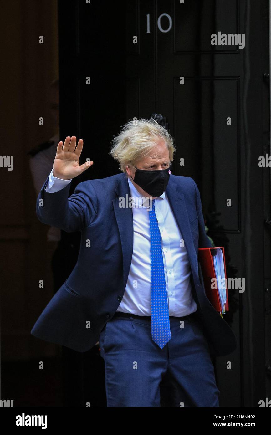 Westminster, Londra, Regno Unito. 01 dicembre 2021. Il primo ministro britannico Boris Johnson lascia 10 Downing Street per le domande del primo ministro (PMQ's) in Parlamento credito: Imagplotter/Alamy Live News Foto Stock