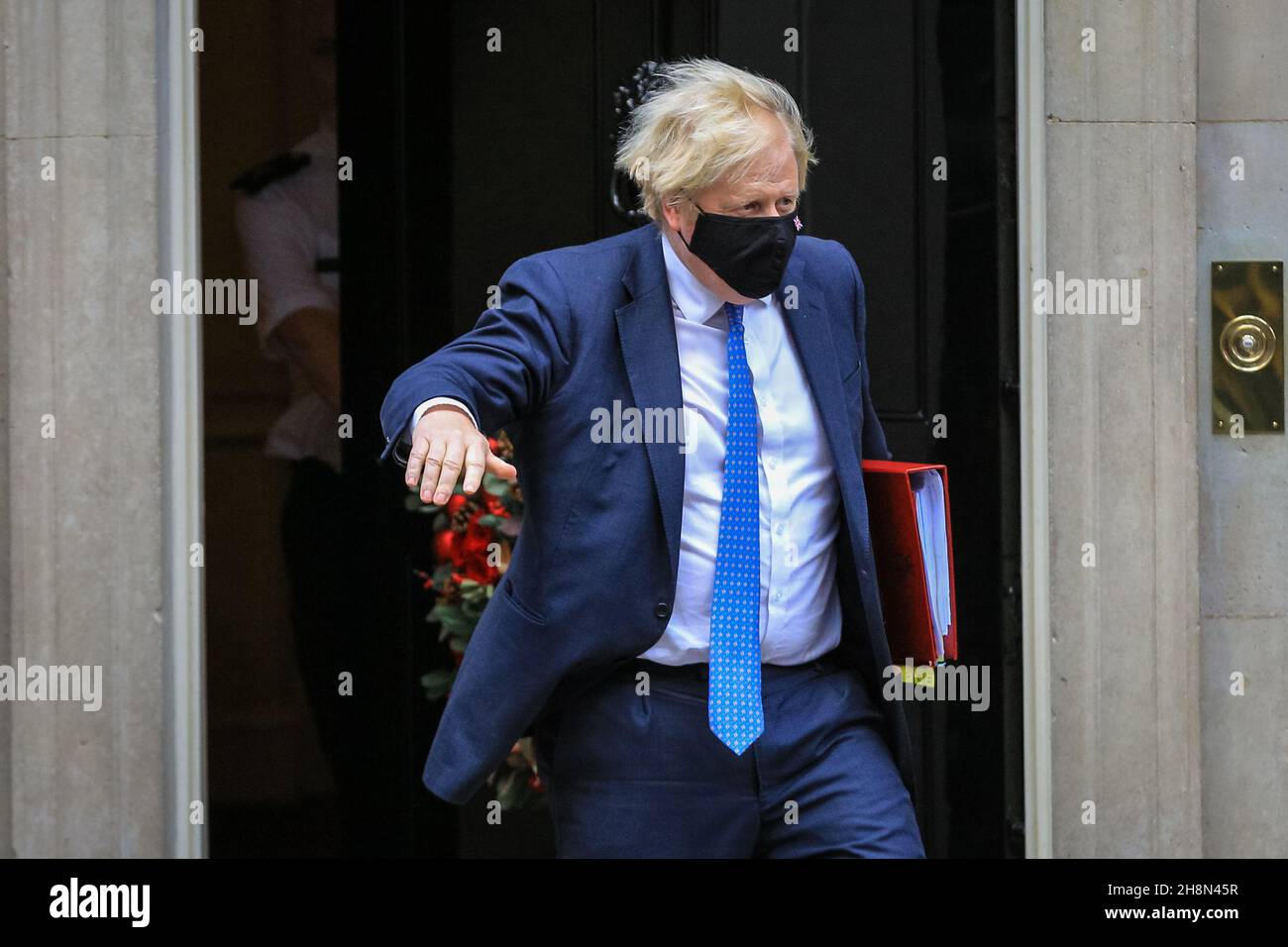Westminster, Londra, Regno Unito. 01 dicembre 2021. Il primo ministro britannico Boris Johnson lascia 10 Downing Street per le domande del primo ministro (PMQ's) in Parlamento credito: Imagplotter/Alamy Live News Foto Stock