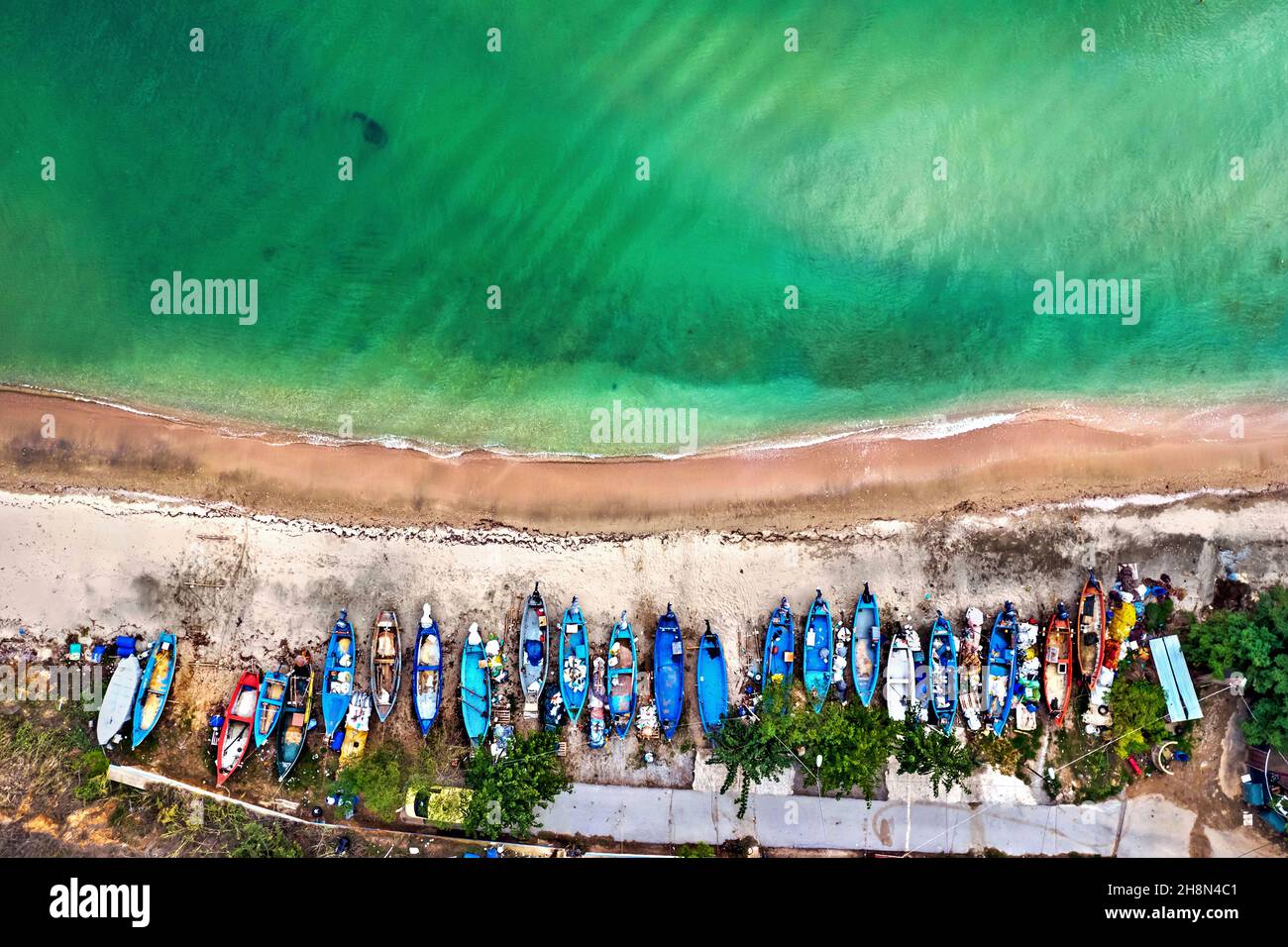 Barche da pesca alla spiaggia della città di Makrygialos, Pieria, Macedonia Centrale, Grecia. La maggior parte degli abitanti della città sono coltivatori di mitili. Foto Stock