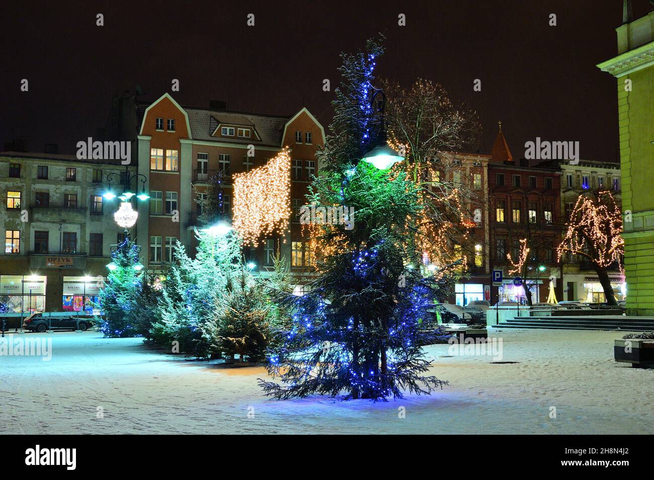 Decorazioni natalizie e alberi di Natale nelle strade della città in una serata invernale. Natale. Foto Stock