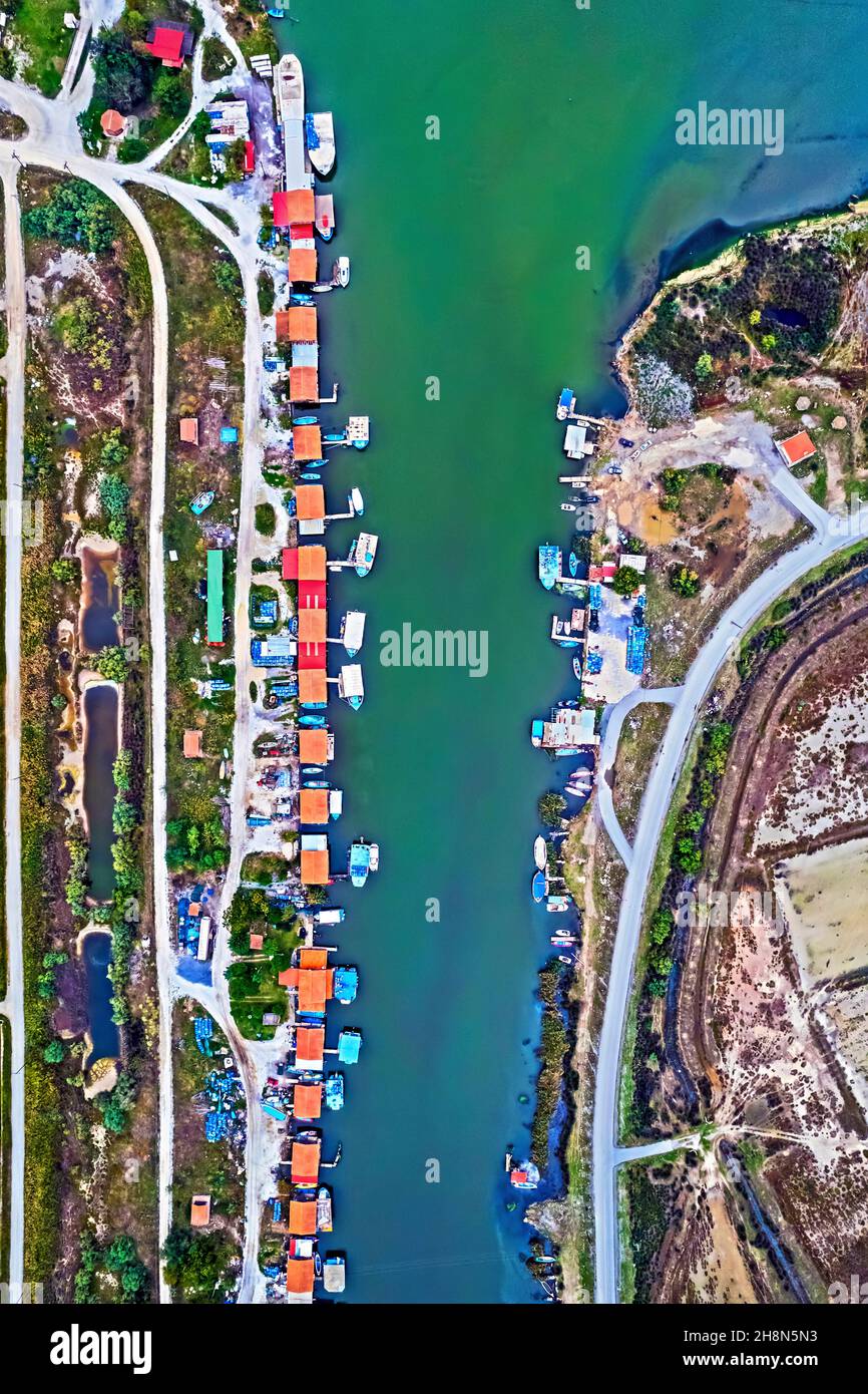 Cabine di coltivatori di mitili e pescatori al Delta del fiume Loudias, ai 'confini' di Imathia & Thessaloniki , Macedonia Centrale, Grecia. Foto Stock