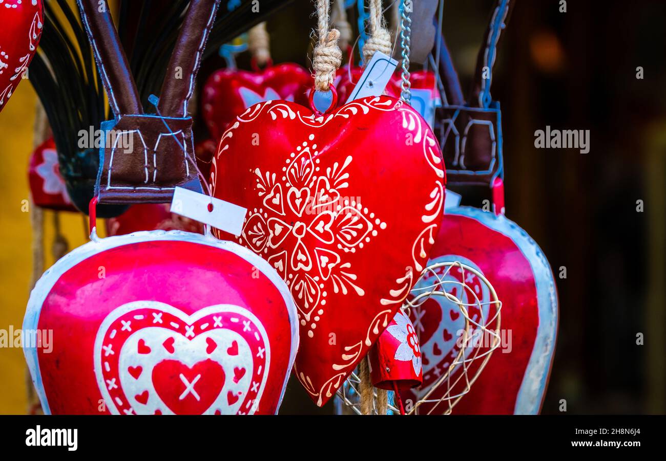 Primo piano di vista di cuori di gioielli rossi Foto Stock