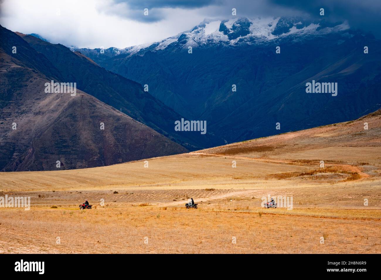 Quard bike driver in giro in mountanious Perù Foto Stock