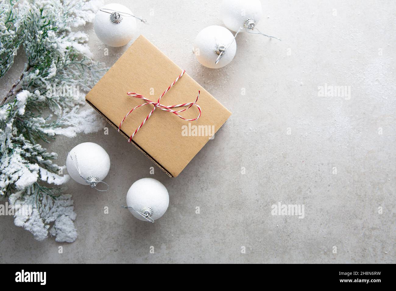 Vista dall'alto della scatola di carta regalo di Natale e dei rami verdi Foto Stock