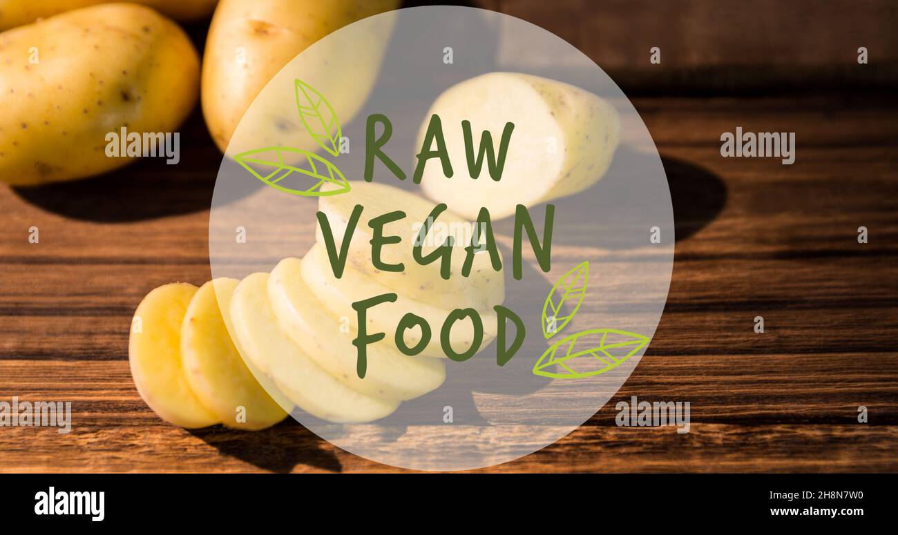Immagine composita digitale del cibo vegano grezzo simbolo sopra le fette di patate su tavola di legno Foto Stock