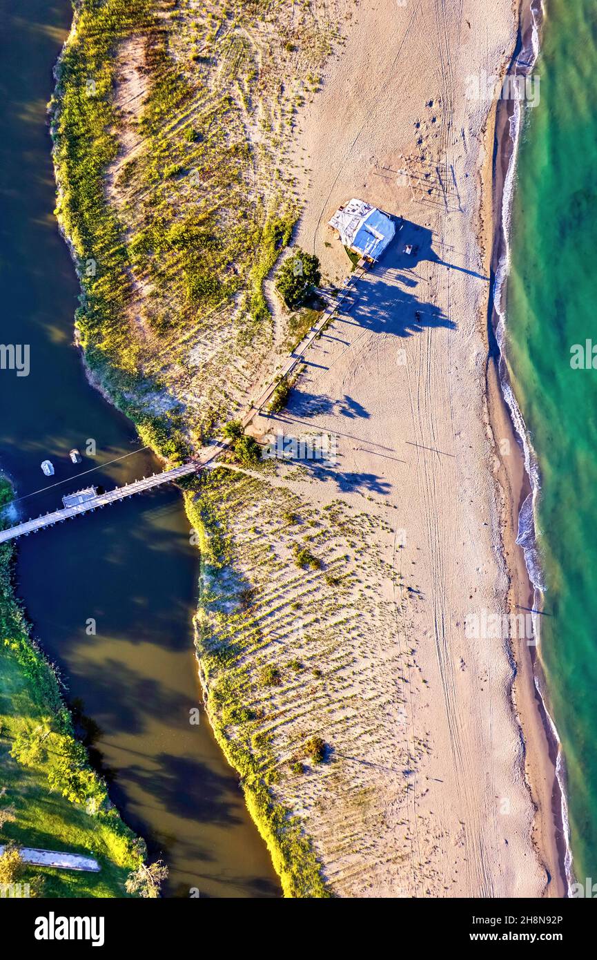 La spiaggia del villaggio di Stomio e il 'bordo' meridionale del Delta del fiume Pineios sul Mar Egeo. Larissa, Tessaglia, Grecia. Foto Stock
