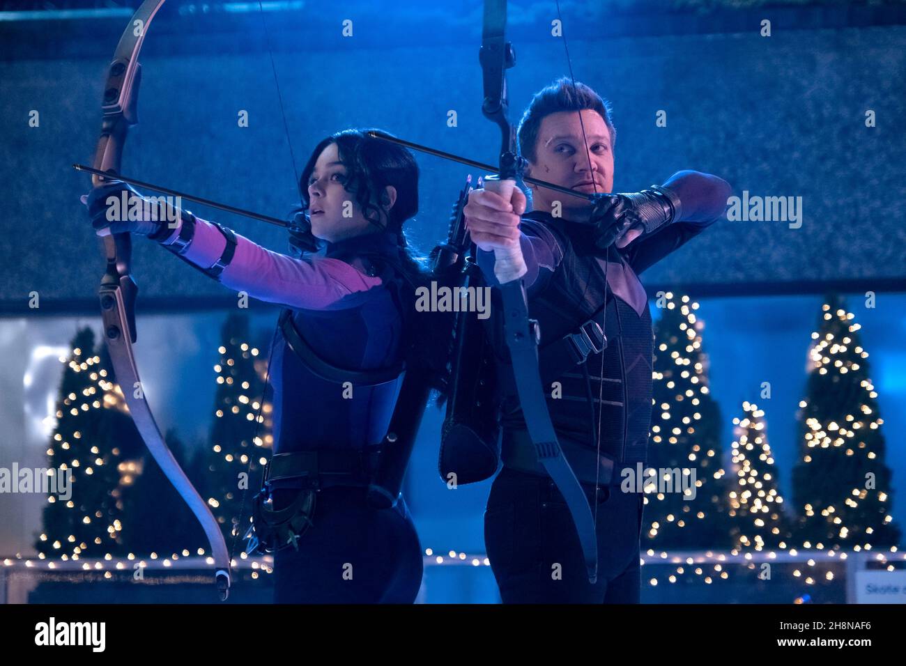 JEREMY RENNER e HAILEE STEINFELD in HAWKEYE (2021), regia di BERT & BERTIE e RHYS THOMAS. Credit: MARVEL STUDIOS/WALT DISNEY PICTURES / Album Foto Stock