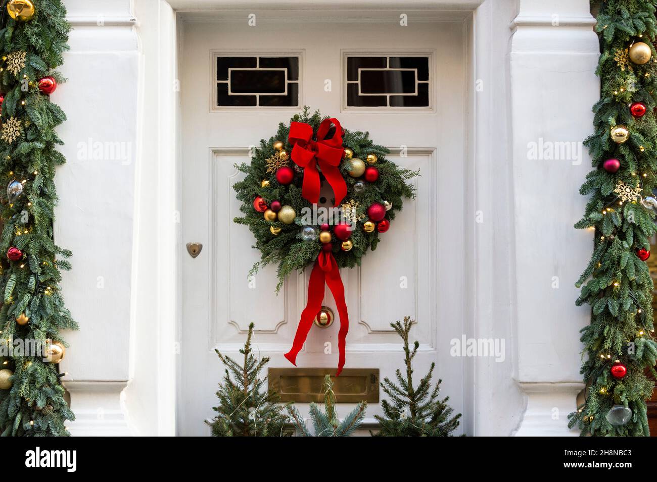 Londra, Regno Unito. 1° dicembre 2021. Decorazioni natalizie in New Bond Street, sede di negozi di lusso. I retailer sperano che l'impatto della variante Omicron non abbia un effetto negativo sul footfall nel periodo di vendita natalizio. Credit: Stephen Chung / Alamy Live News Foto Stock