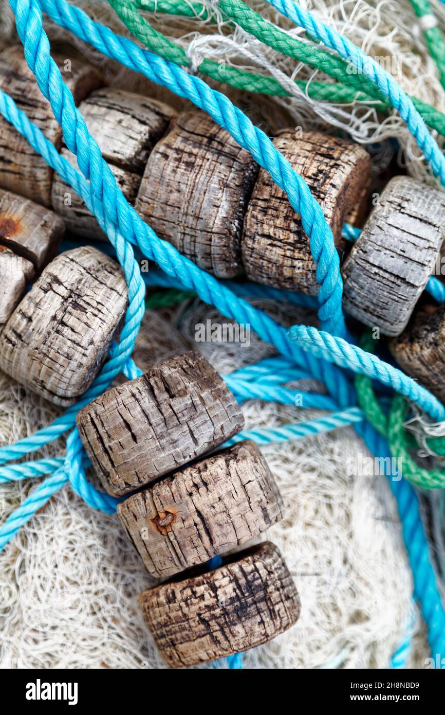 La rete da pesca in sughero galleggia con funi e reti. Foto Stock