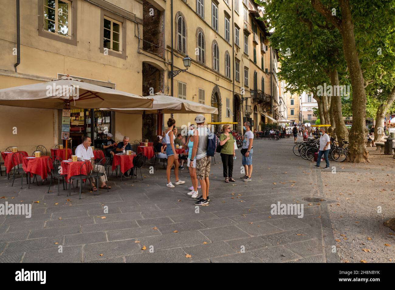 Lucca, Toscana, Italia. Agosto 2020. Uno dei bar si affaccia su Piazza Napoleone. Persone. Foto Stock