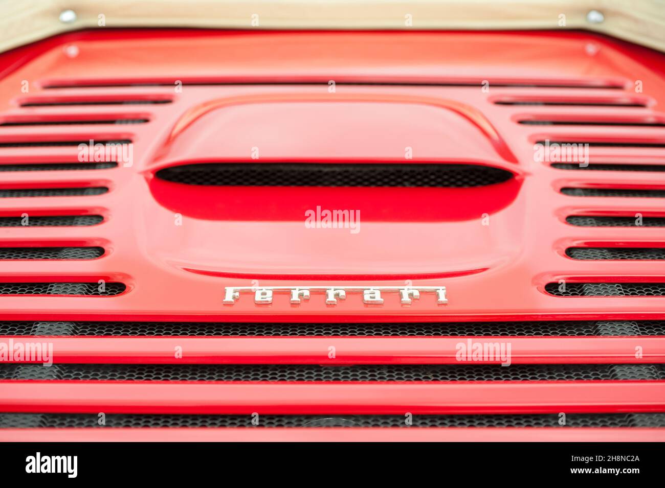 Primo piano della copertura del motore su un'auto sportiva rossa Ferrari a Yateley, Regno Unito, il 30 agosto 2021 Foto Stock