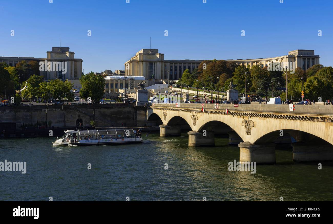 Una nave da crociera sulla Senna a Parigi Foto Stock