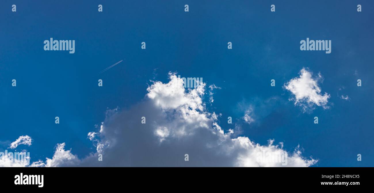 Belle nuvole blu cielo per lo sfondo. Panorama del cielo. Ecologia natura concetto, cielo blu con belle nuvole bianche naturali Foto Stock