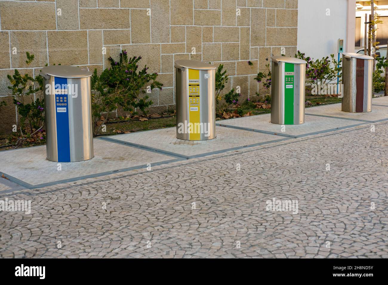 Castelo Branco, Portogallo - Novembre 30 2021: 4 bombolette riciclate sulle strade di Castelo Branco Portogallo Foto Stock