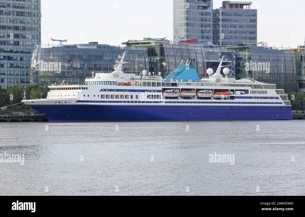 Nave da crociera cinese 'Blue Dream Star' nel porto del centro di Shanghai (ex Diamond Cruises 'Glory Sea', ex 'Explorer'), mercato delle navi da crociera in Cina, navi passeggeri Foto Stock
