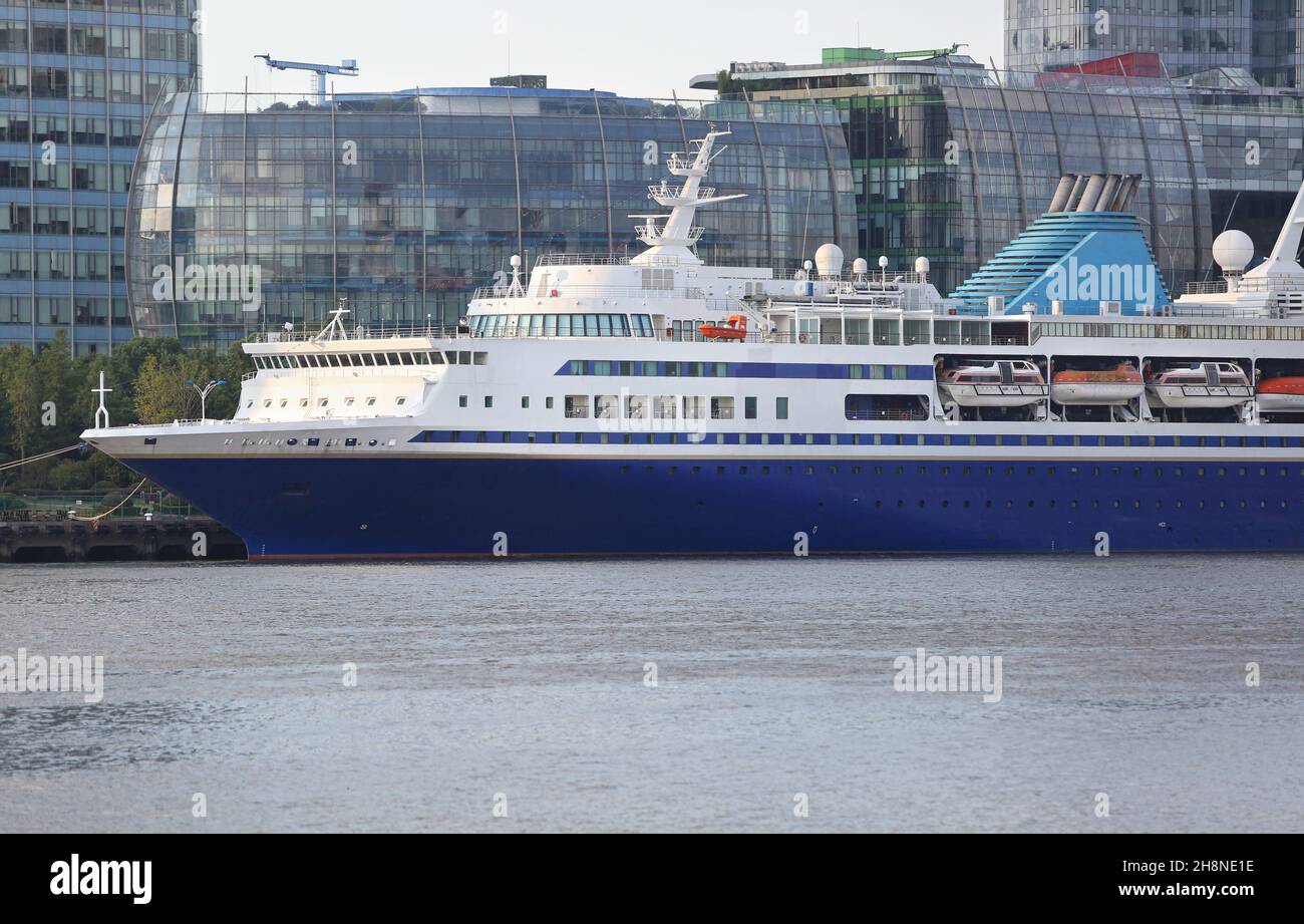 Nave da crociera cinese 'Blue Dream Star' nel porto del centro di Shanghai (ex Diamond Cruises 'Glory Sea', ex 'Explorer'), mercato delle navi da crociera in Cina, navi passeggeri Foto Stock