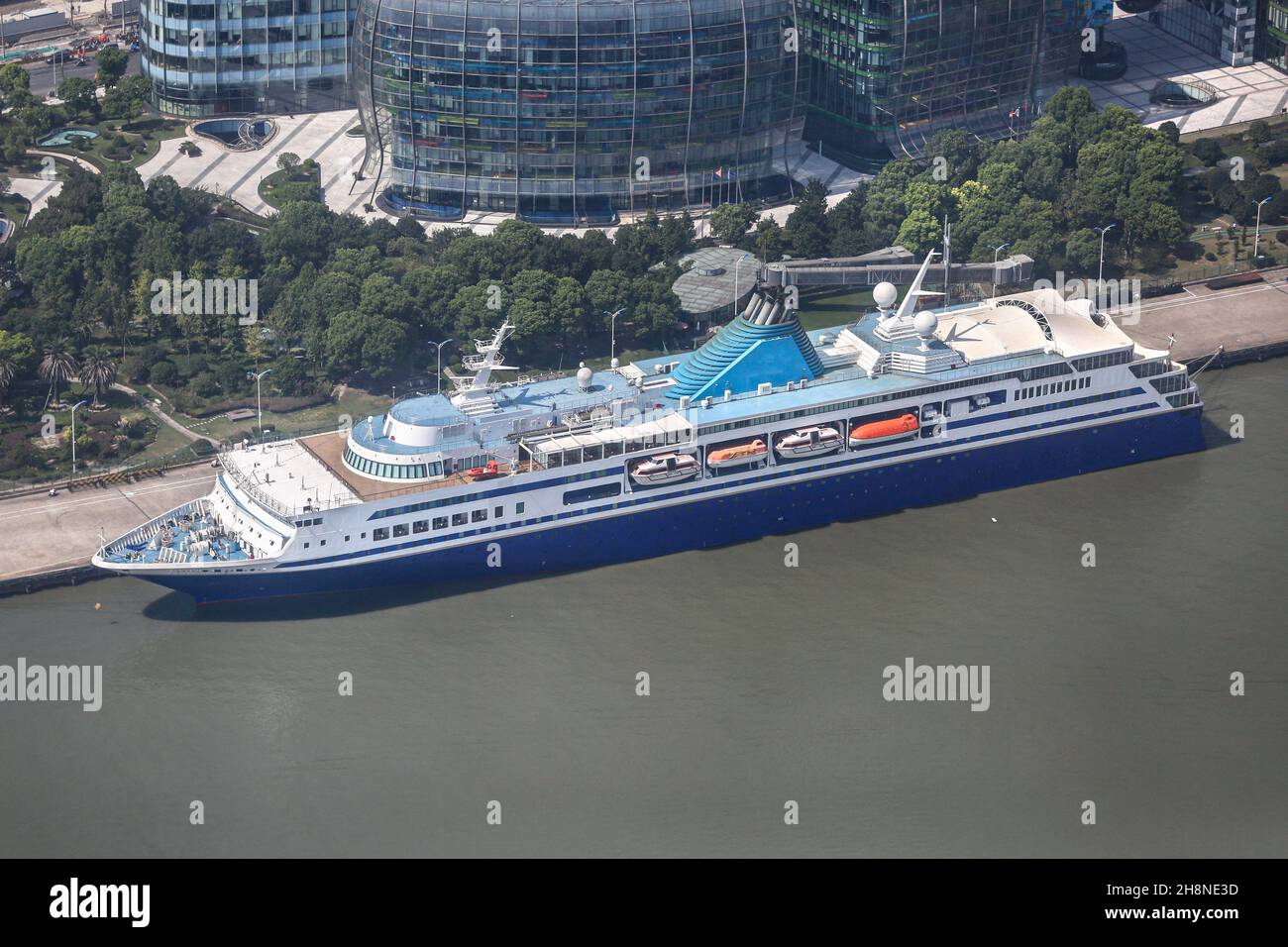 Nave da crociera cinese 'Blue Dream Star' nel porto del centro di Shanghai (ex Diamond Cruises 'Glory Sea', ex 'Explorer'), mercato delle navi da crociera in Cina, navi passeggeri Foto Stock