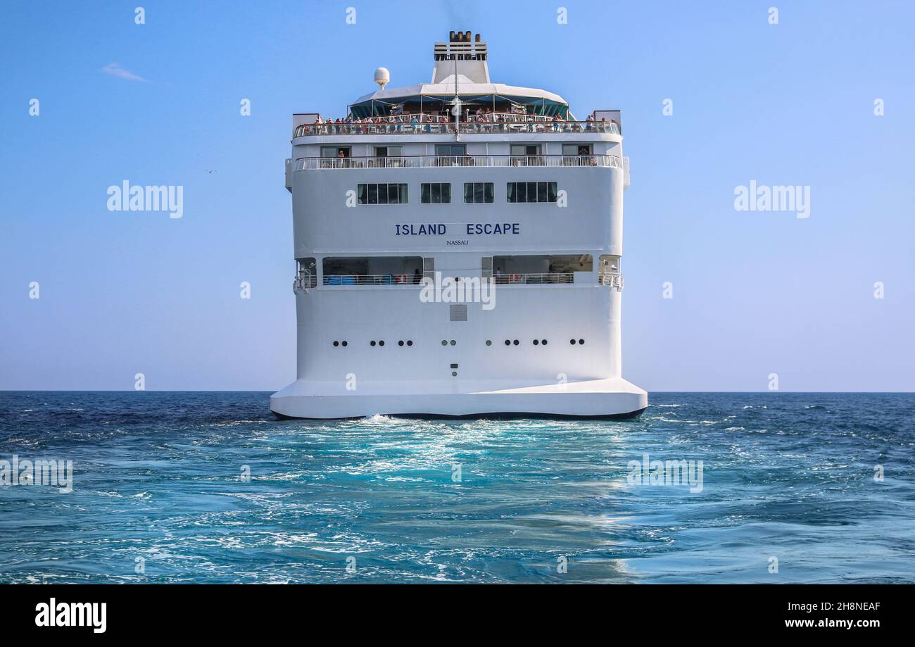 Risveglio della classica nave da crociera, FUGA DALL'ISOLA in navigazione, acque turchesi, rintracciamenti delle navi, vista sulla poppa quadrata e sull'imbuto, navigazione sul Mar Mediterraneo Foto Stock