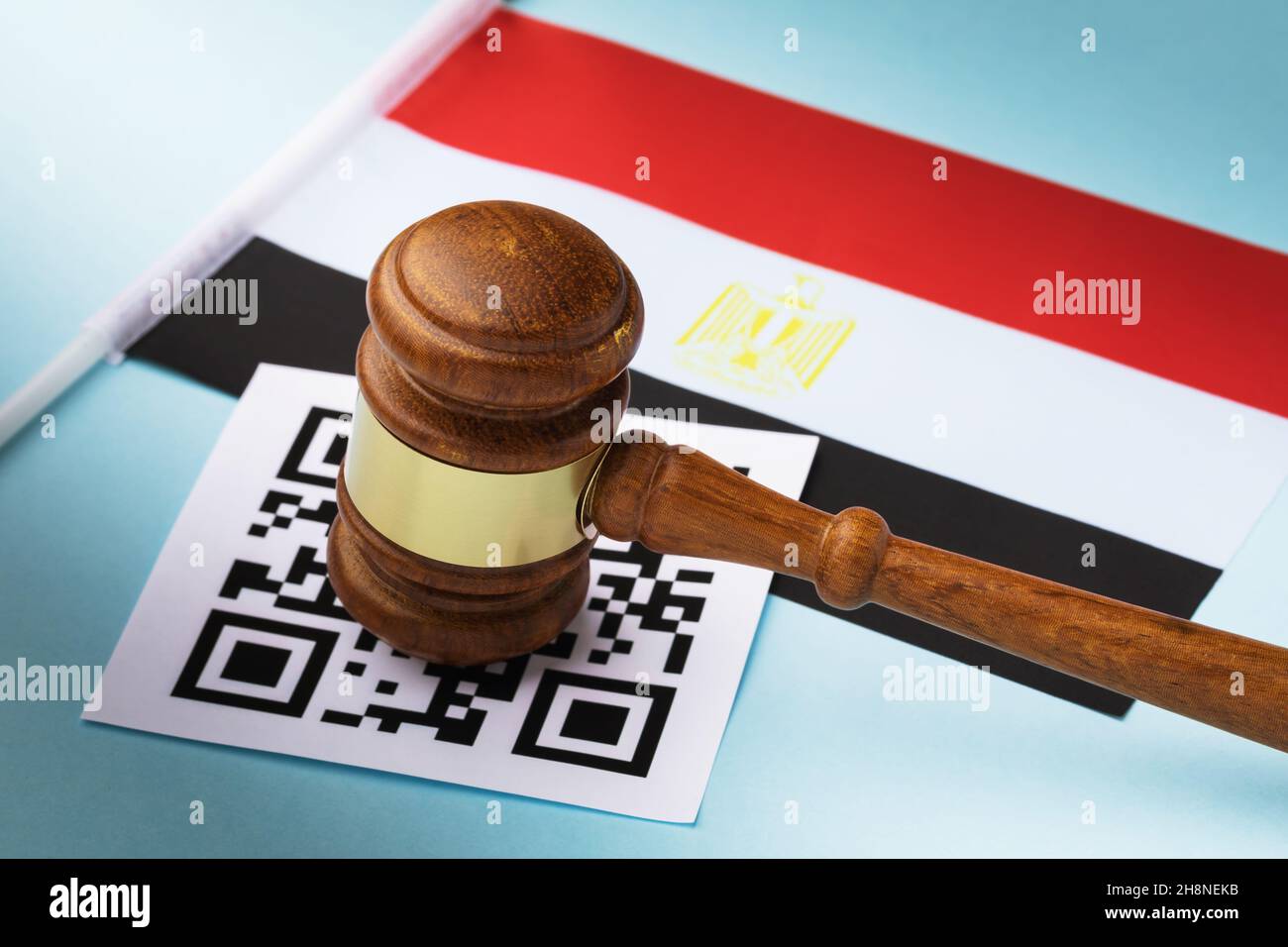 Giudice gavel, scheda del codice a barre e bandiera egiziana, il concetto di punizione amministrativa per violazione del regime utilizzando codici QR in Egitto Foto Stock