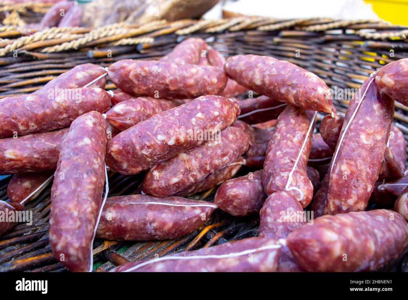 La salsiccia condita con cinghiale è prodotta con cinghiale e maiale, salato, speziato e condito, è una vera delizia per chi ama le salumi Foto Stock