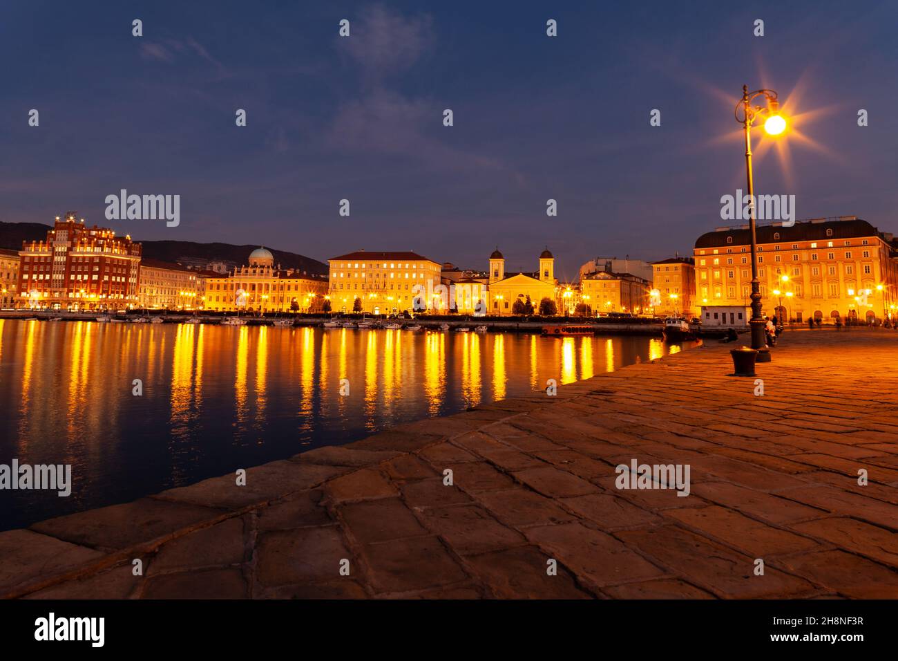 Vista serale della chiesa greco-ortodossa di San Nicola, Trieste Foto Stock