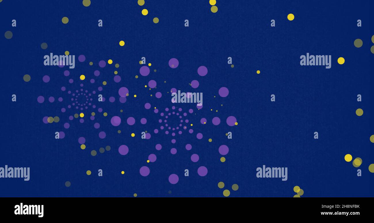 Immagine di esplosioni di fuochi d'artificio viola e punti luminosi gialli bokeh su sfondo blu Foto Stock