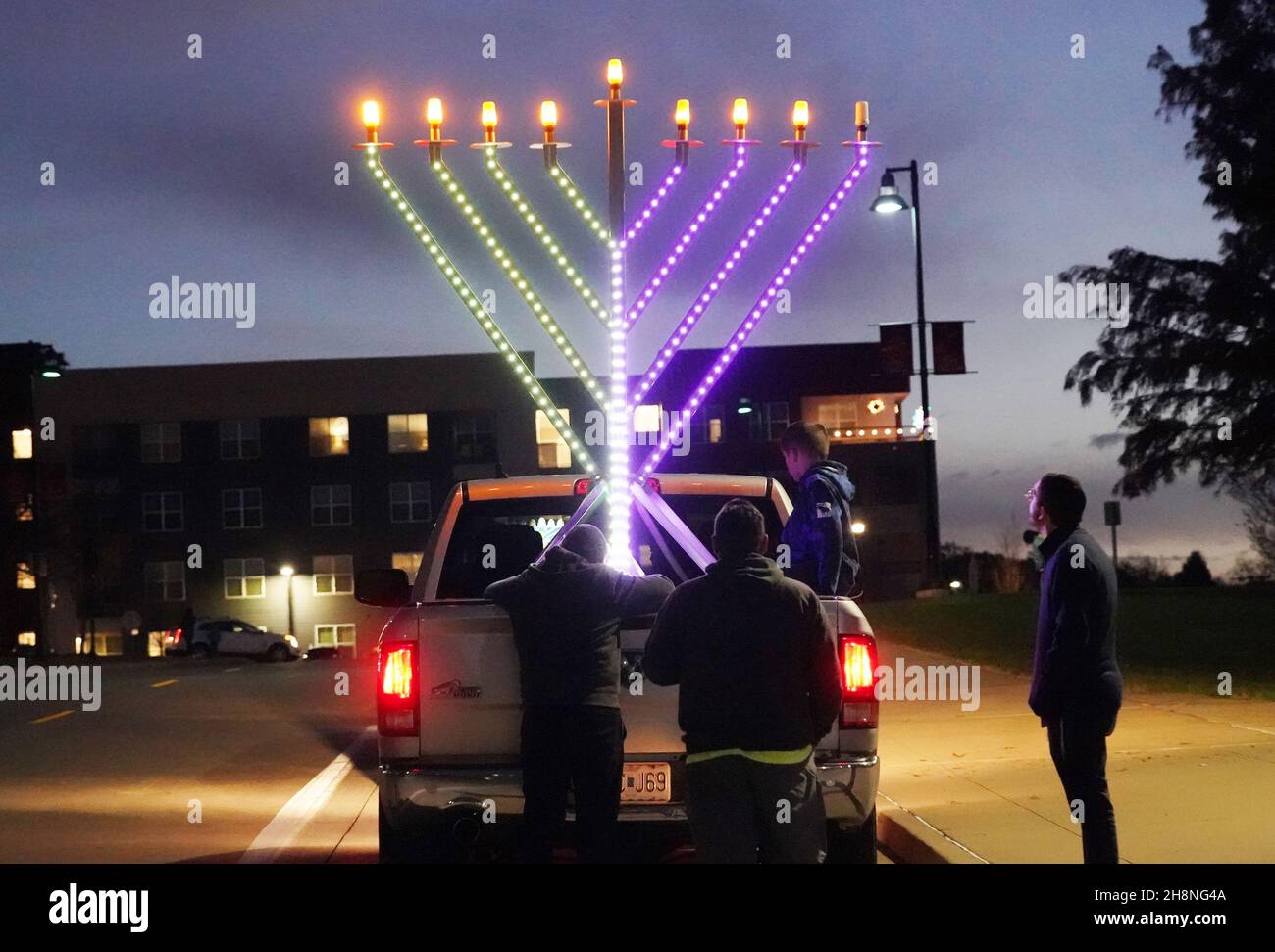 Chesterfield, Stati Uniti. 30 Nov 2021. Gli spettatori possono vedere il gigantesco menorah collegato a un camion da prelievo prima della parata annuale del menorah dell'auto Chanukah a Chesterfield, Missouri martedì 30 novembre 2021. Le auto viaggiano per diverse miglia nella parata con una menora illuminata attaccata alle loro auto, ascoltando musica Chanukah. Foto di Bill Greenblatt/UPI Credit: UPI/Alamy Live News Foto Stock