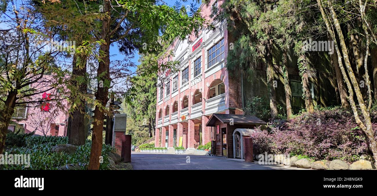 Zhushan, Contea di Nantou - 1 dicembre 2021: Shanlinxi Forest Ecological Resort offre ricche attività a tema, fiori stagionali e ricca ecologia Foto Stock