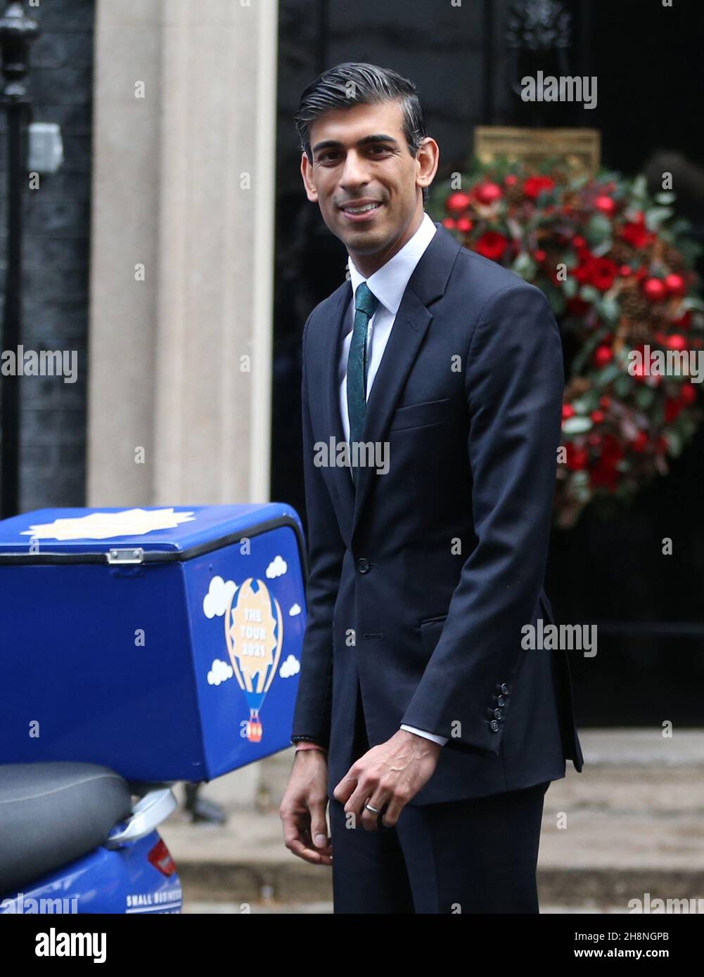 Londra, Inghilterra, Regno Unito. 1 dicembre 2021. Il Cancelliere dello scacchiere RISHI SUNAK è visto fuori 10 Downing Street durante una fotocall su Small Business Sabato che avrà luogo il 4 dicembre. (Credit Image: © Tayfun Salci/ZUMA Press Wire) Foto Stock