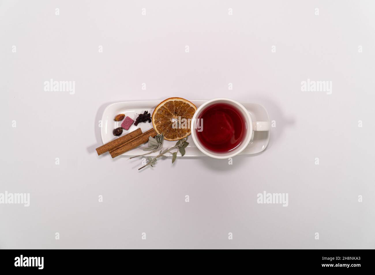 Tè invernale con frutta secca invernale su sfondo bianco vista dall'alto foto Foto Stock