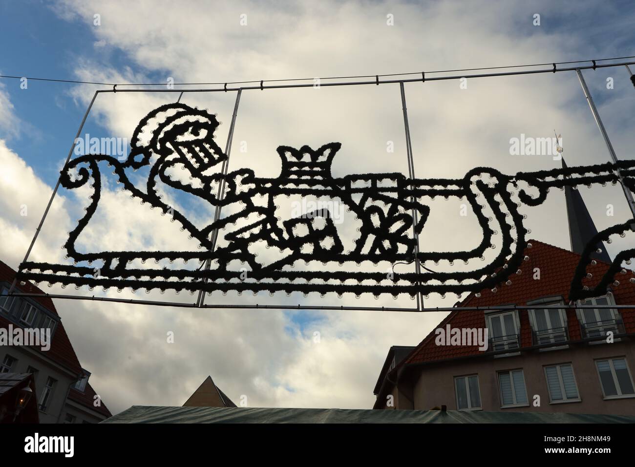 Halberstadt, Germania. 01 dicembre 2021. Le decorazioni dell'avvento si trovano sul mercatino di Natale che è in fase di smantellamento. L'operatore locale del mercato natalizio ha ora tirato il freno di emergenza. In considerazione del crescente numero di casi di corona nel distretto di Harz e della mancanza di visitatori, il mercato di Natale di Halberstadt è stato chiuso. Gli showmen stanno smantellando di nuovo le loro capanne. Credit: dpa/dpa-Zentralbild/dpa/Alamy Live News Foto Stock