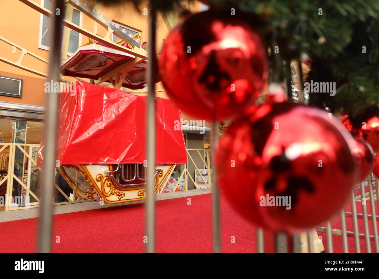 Halberstadt, Germania. 01 dicembre 2021. Le gondole coperte sono appese in una ruota panoramica al mercato del pesce. L'operatore locale del mercato natalizio ha ora tirato il freno di emergenza. In considerazione del crescente numero di casi di corona nel distretto di Harz e della mancanza di visitatori, il mercato di Natale di Halberstadt è stato chiuso. Gli showmen stanno smantellando di nuovo le loro capanne. Credit: dpa/dpa-Zentralbild/dpa/Alamy Live News Foto Stock