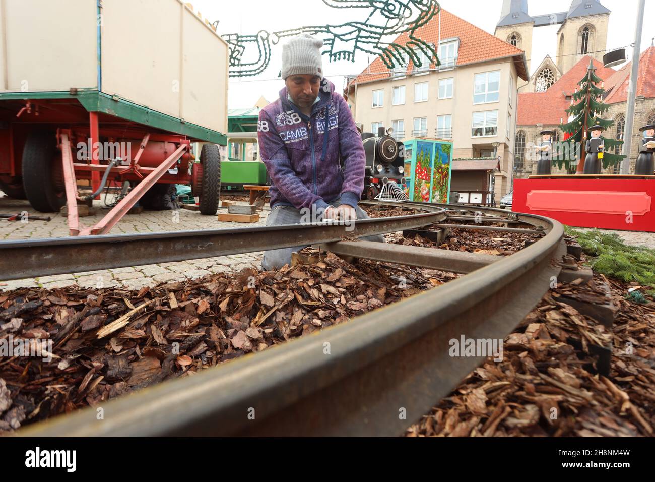 Halberstadt, Germania. 01 dicembre 2021. Una ferrovia per bambini sul mercato del pesce è attualmente in fase di smantellamento. L'operatore locale del mercato natalizio ha ora tirato il freno di emergenza. In considerazione del crescente numero di casi di corona nel distretto di Harz e della mancanza di visitatori, il mercato di Natale di Halberstadt è stato chiuso. Gli showmen stanno smantellando di nuovo le loro capanne. Credit: dpa/dpa-Zentralbild/dpa/Alamy Live News Foto Stock