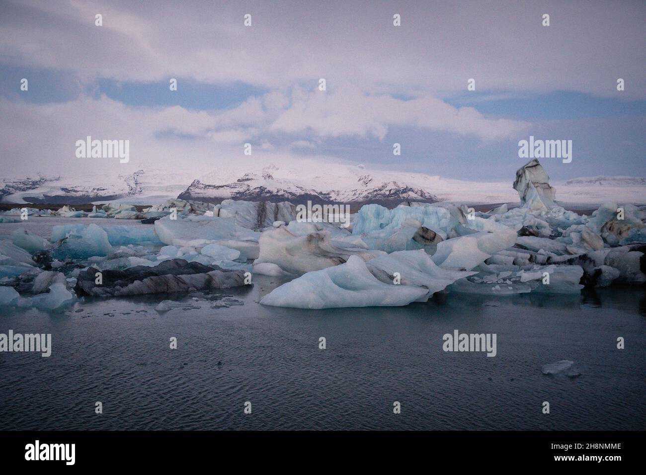 Bellissimo paesaggio con iceberg galleggianti nella laguna glaciale di Jokulsarlon al tramonto. Posizione: Jokulsarlon laguna glaciale, Parco Nazionale di Vatnajokull, Foto Stock