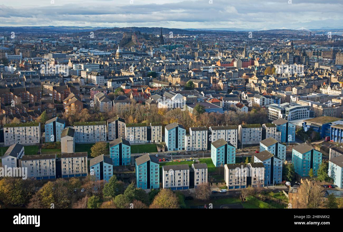 Edimburgo, Scozia, Regno Unito. 1st dicembre 2021. I leader del Consiglio hanno avvertito che Edimburgo deve accelerare le misure di riduzione del carbonio per raggiungere il suo obiettivo di zero netto entro il 2030. Azioni volte a migliorare l'efficienza energetica mediante il potenziamento degli edifici pubblici e a sostenere i residenti a riadattare le loro abitazioni con misure quali l'isolamento e i sistemi di riscaldamento a energia verde; contribuire a sviluppare un programma comune di produzione e distribuzione di calore ed energia; accelerare la decarbonizzazione dei trasporti pubblici con progetti pilota sui veicoli elettrici e sull'energia a idrogeno. Credito: Arch White/ Foto Stock