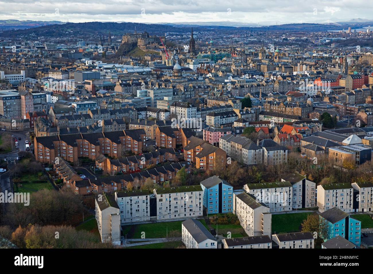 Edimburgo, Scozia, Regno Unito. 1st dicembre 2021. I leader del Consiglio hanno avvertito che Edimburgo deve accelerare le misure di riduzione del carbonio per raggiungere il suo obiettivo di zero netto entro il 2030. Azioni volte a migliorare l'efficienza energetica mediante il potenziamento degli edifici pubblici e a sostenere i residenti a riadattare le loro abitazioni con misure quali l'isolamento e i sistemi di riscaldamento a energia verde; contribuire a sviluppare un programma comune di produzione e distribuzione di calore ed energia; accelerare la decarbonizzazione dei trasporti pubblici con progetti pilota sui veicoli elettrici e sull'energia a idrogeno. Credito: Arch White/ Foto Stock