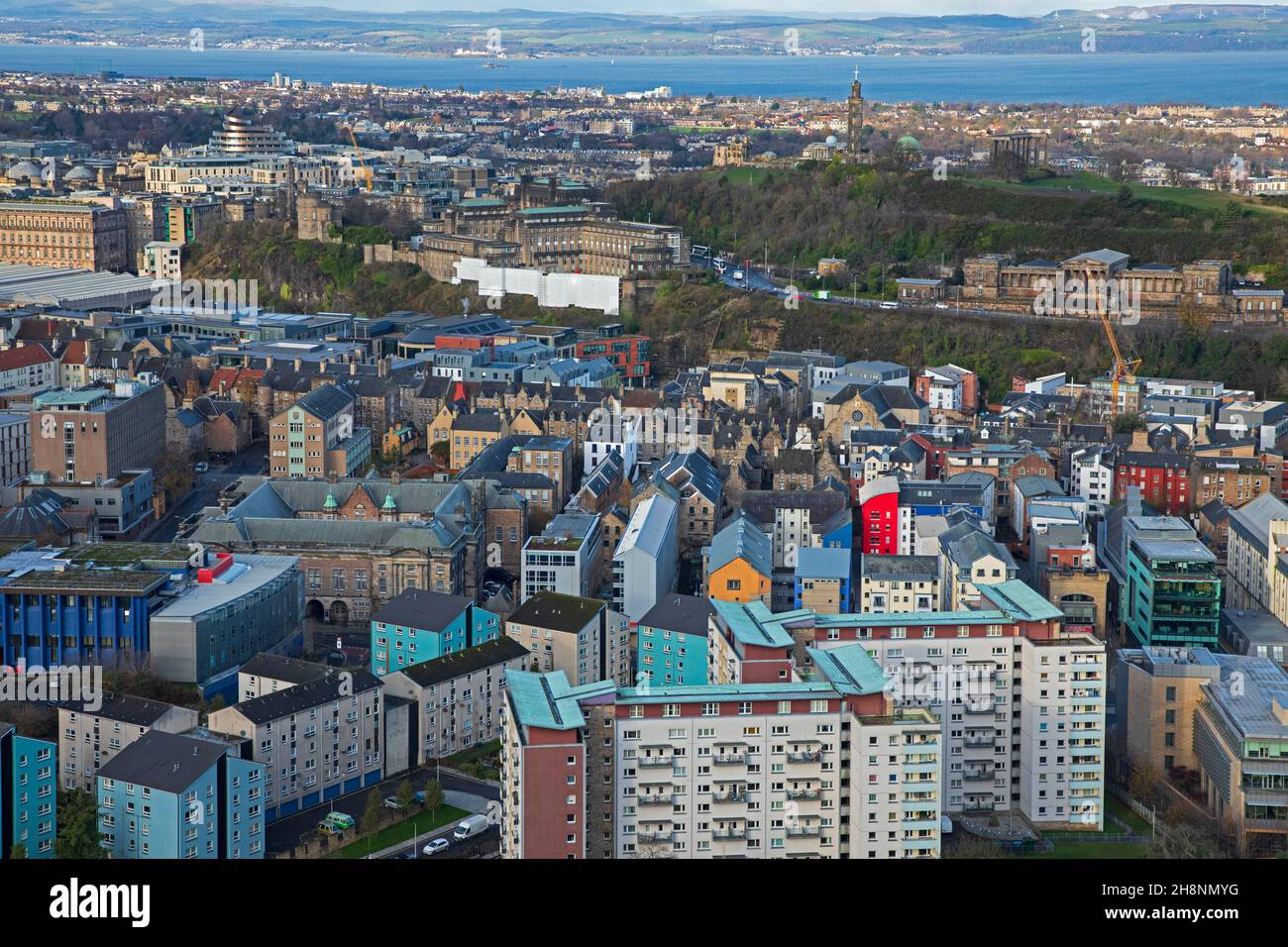 Edimburgo, Scozia, Regno Unito. 1st dicembre 2021. I leader del Consiglio hanno avvertito che Edimburgo deve accelerare le misure di riduzione del carbonio per raggiungere il suo obiettivo di zero netto entro il 2030. Azioni volte a migliorare l'efficienza energetica mediante il potenziamento degli edifici pubblici e a sostenere i residenti a riadattare le loro abitazioni con misure quali l'isolamento e i sistemi di riscaldamento a energia verde; contribuire a sviluppare un programma comune di produzione e distribuzione di calore ed energia; accelerare la decarbonizzazione dei trasporti pubblici con progetti pilota sui veicoli elettrici e sull'energia a idrogeno. Credito: Arch White/ Foto Stock