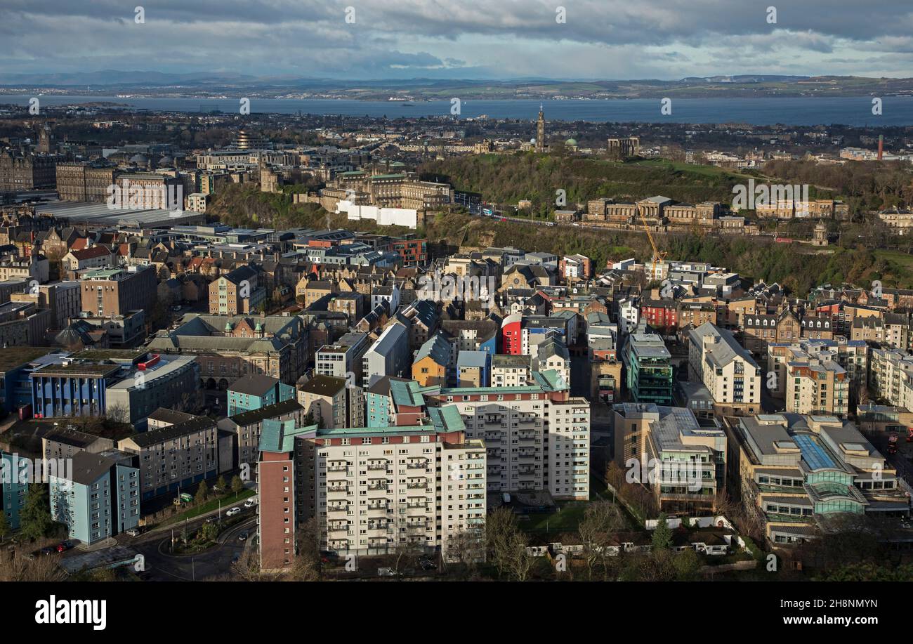 Edimburgo, Scozia, Regno Unito. 1st dicembre 2021. I leader del Consiglio hanno avvertito che Edimburgo deve accelerare le misure di riduzione del carbonio per raggiungere il suo obiettivo di zero netto entro il 2030. Azioni volte a migliorare l'efficienza energetica mediante il potenziamento degli edifici pubblici e a sostenere i residenti a riadattare le loro abitazioni con misure quali l'isolamento e i sistemi di riscaldamento a energia verde; contribuire a sviluppare un programma comune di produzione e distribuzione di calore ed energia; accelerare la decarbonizzazione dei trasporti pubblici con progetti pilota sui veicoli elettrici e sull'energia a idrogeno. Credito: Arch White/ Foto Stock