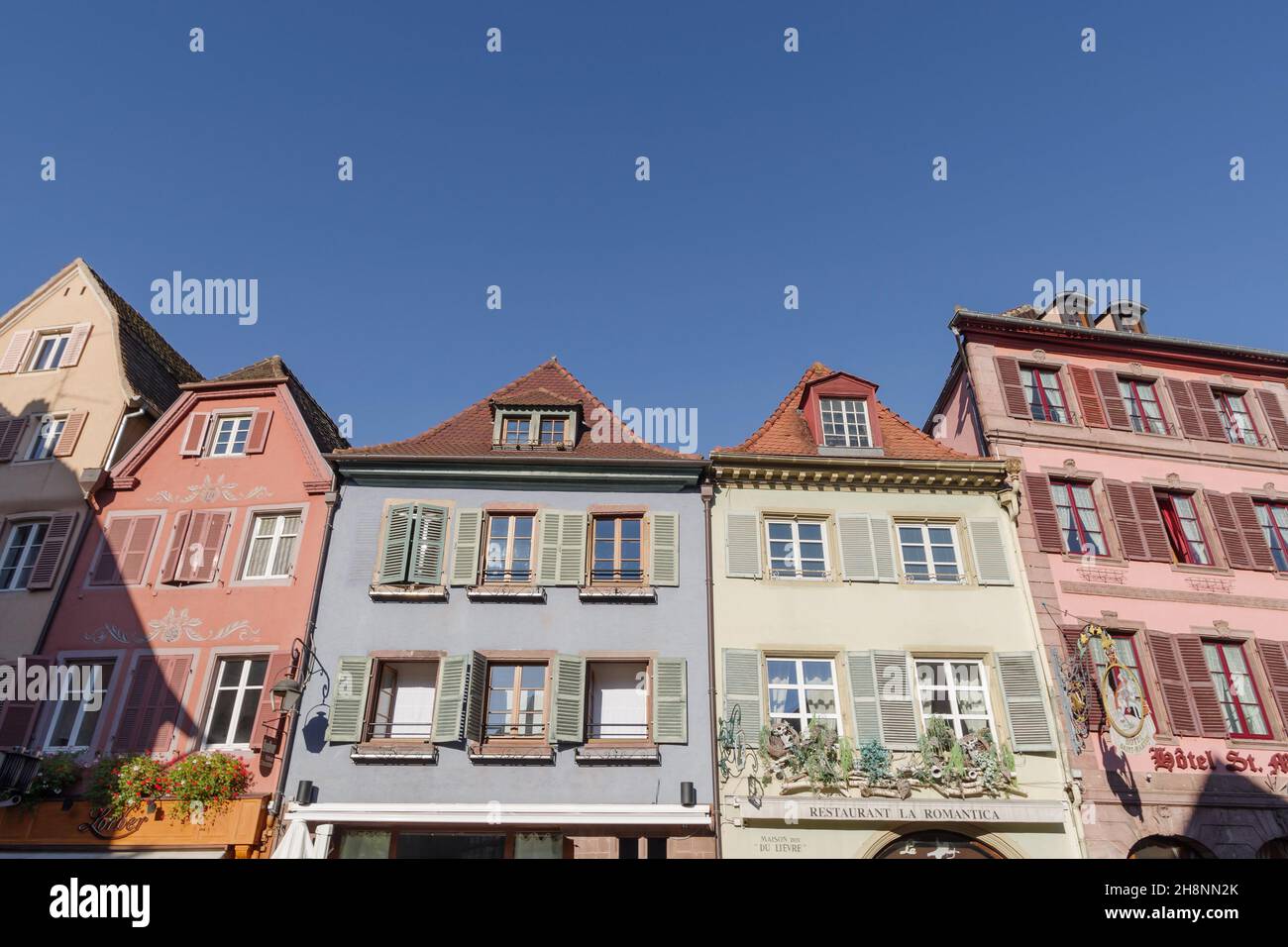 Vista ad angolo basso di case a graticcio a Colmar, Alsazia, Francia Foto Stock