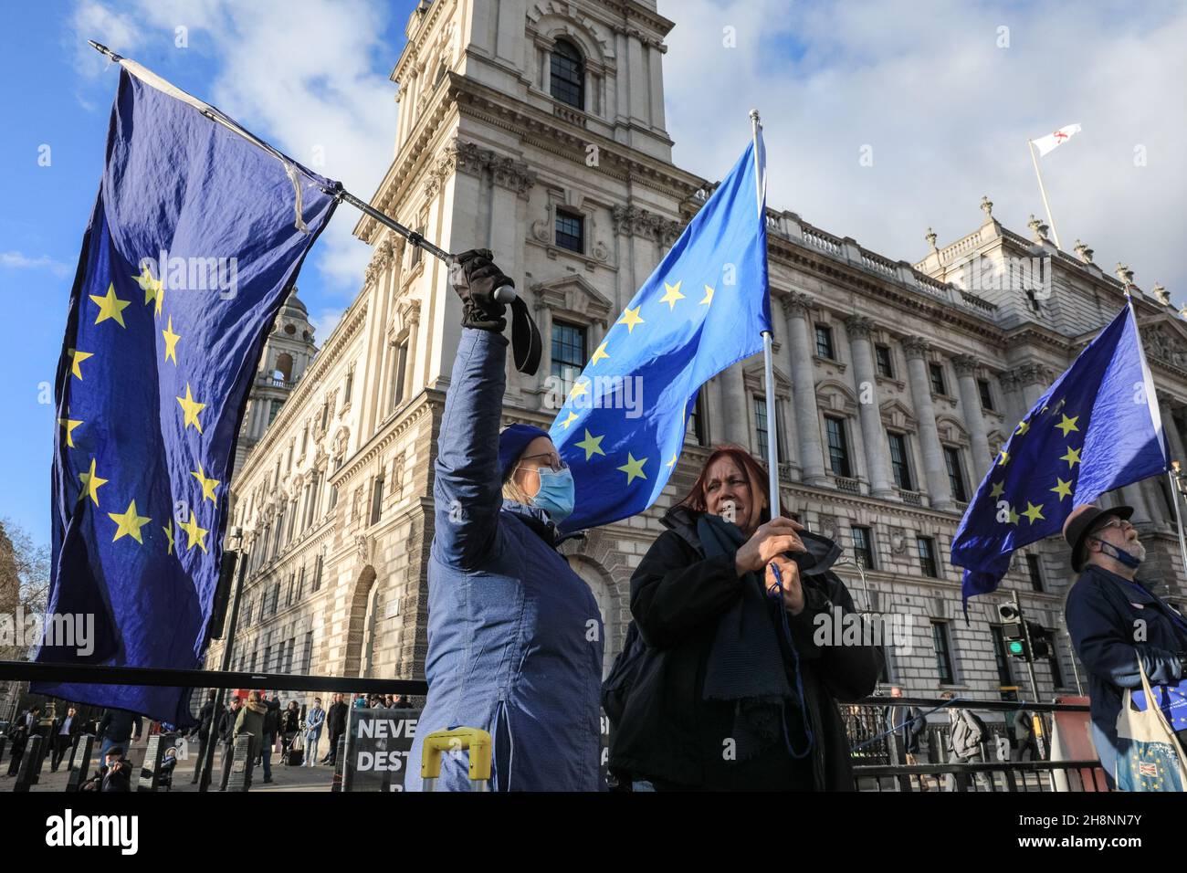 Westminster, Londra, Regno Unito. 01 dicembre 2021. I manifestanti di SODEM (Stand of Defiance European Movement), tra cui Steven Bray, "Mr Stop Brexit", dimostrano oggi contro il governo di Boris Johnson e le continue questioni legate alla Brexit al di fuori del Parlamento. Credit: Imagplotter/Alamy Live News Foto Stock