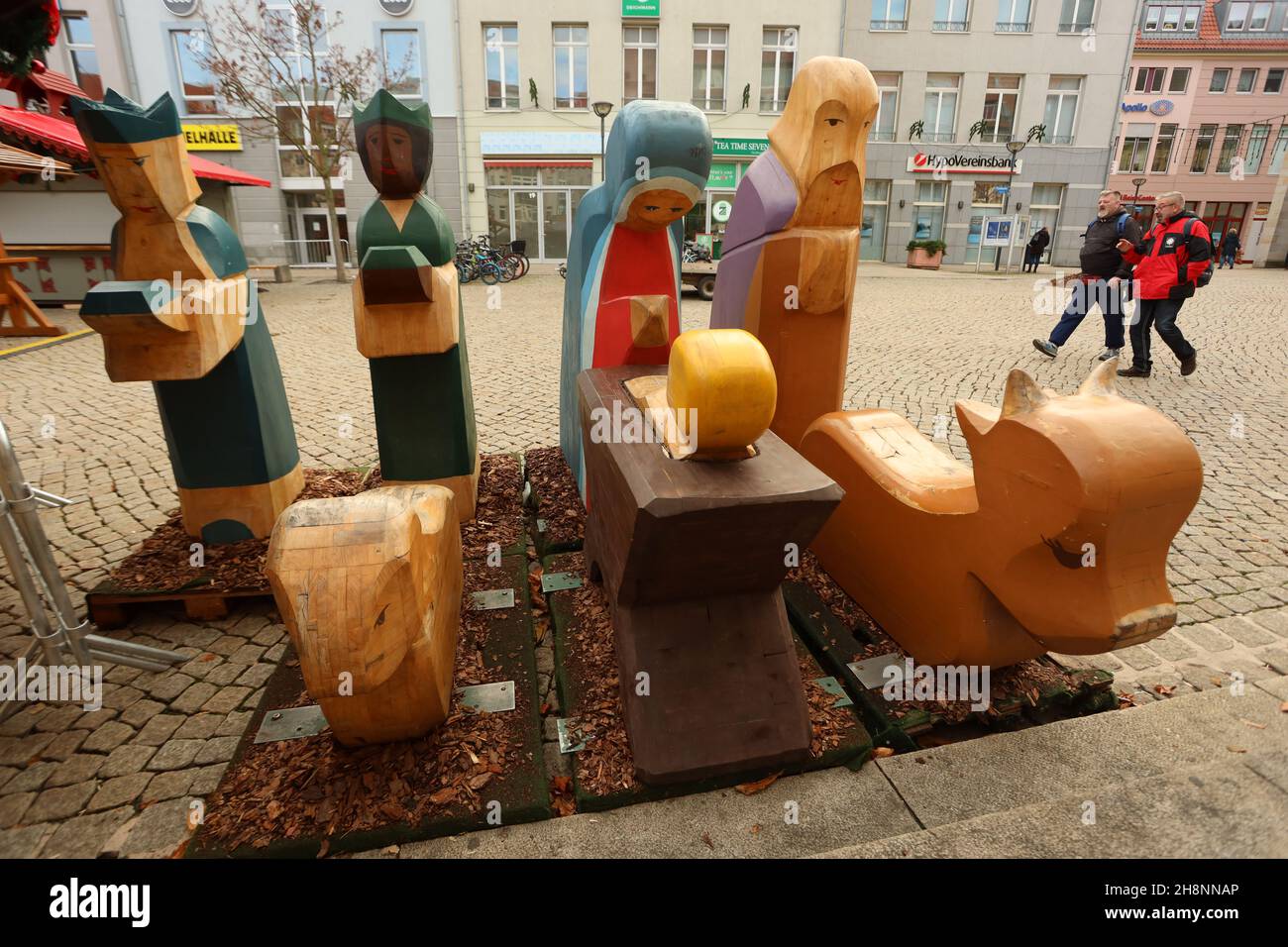 Halberstadt, Germania. 01 dicembre 2021. Le figure della Natività stanno per essere rimosse al mercato di Natale. L'operatore locale del mercato natalizio ha ora tirato il freno di emergenza. In considerazione del crescente numero di casi di corona nel distretto di Harz e della mancanza di visitatori, il mercato di Natale di Halberstadt è stato chiuso. Gli showmen stanno smantellando di nuovo le loro capanne. Credit: dpa/dpa-Zentralbild/dpa/Alamy Live News Foto Stock