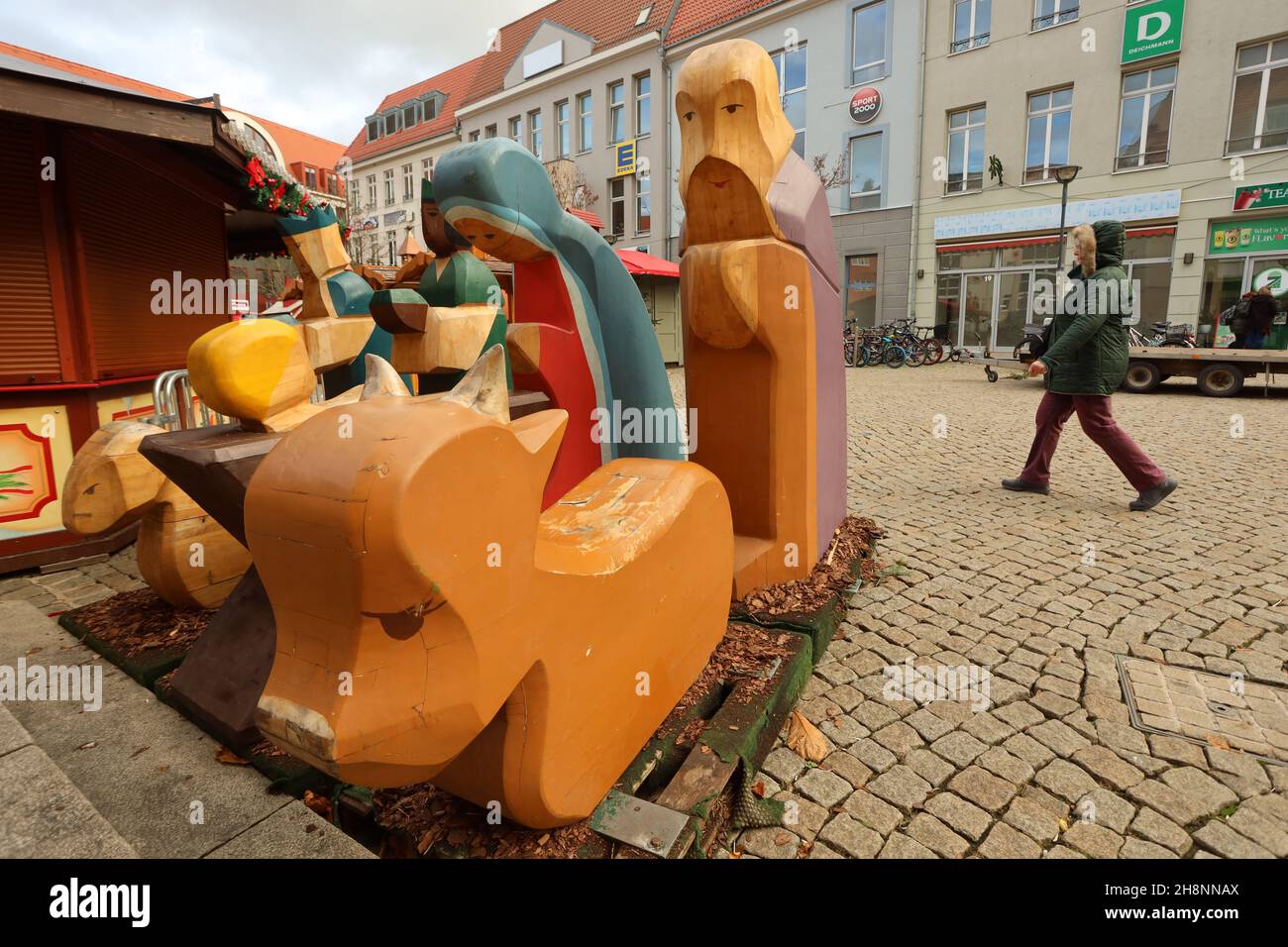 Halberstadt, Germania. 01 dicembre 2021. Le figure della Natività stanno per essere rimosse al mercato di Natale. L'operatore locale del mercato natalizio ha ora tirato il freno di emergenza. In considerazione del crescente numero di casi di corona nel distretto di Harz e della mancanza di visitatori, il mercato di Natale di Halberstadt è stato chiuso. Gli showmen stanno smantellando di nuovo le loro capanne. Credit: dpa/dpa-Zentralbild/dpa/Alamy Live News Foto Stock
