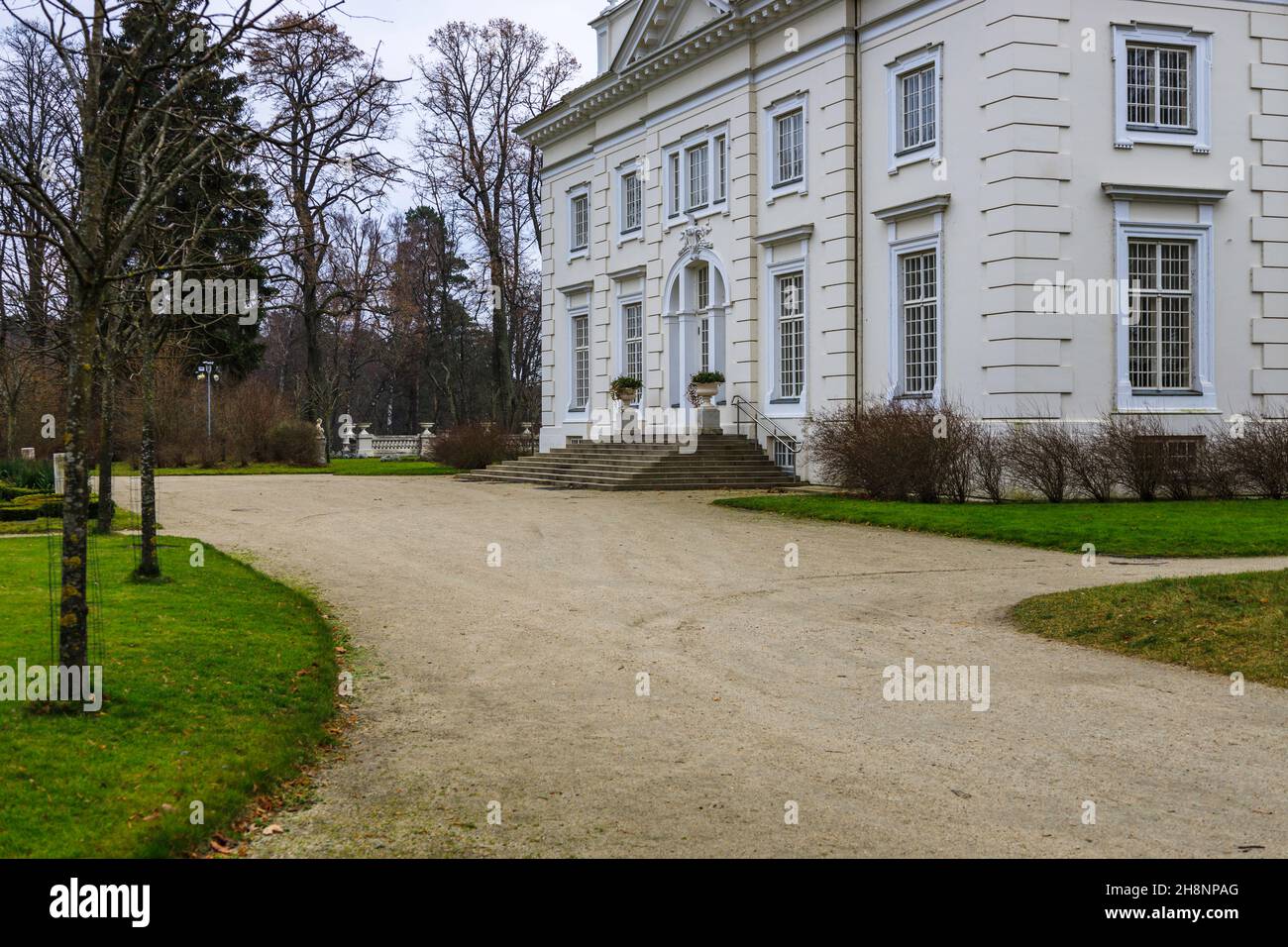 Modesto maniero residenziale in stile neoclassico di Uzutrakis Foto Stock