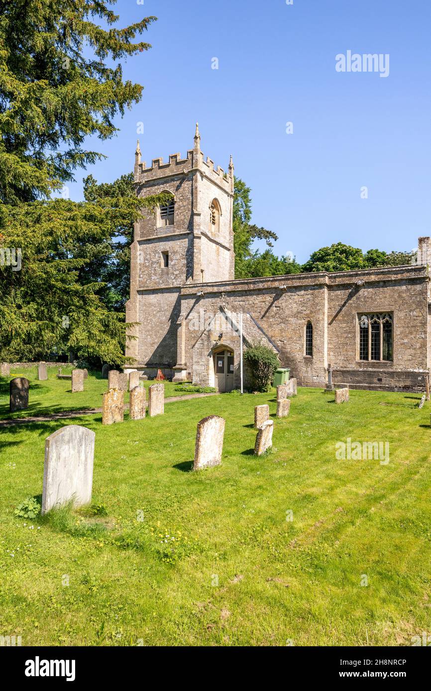 La chiesa normanna 12 ° secolo di St Andrew nel villaggio Cotswold di Cold Aston (aka Aston Blank), Gloucestershire Regno Unito Foto Stock